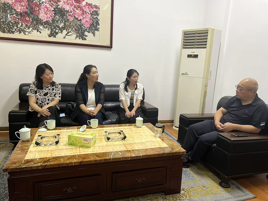 8月23日上午，海安市福建商会秘书长陈云萍携三位副会长一行到南通伟德体育造访